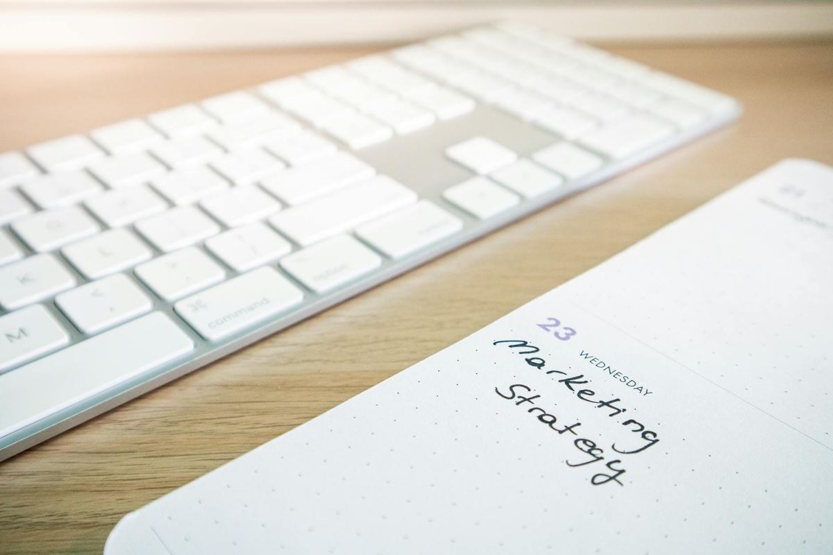 Content-Pipeline mit KI — von Brief bis Veröffentlichung