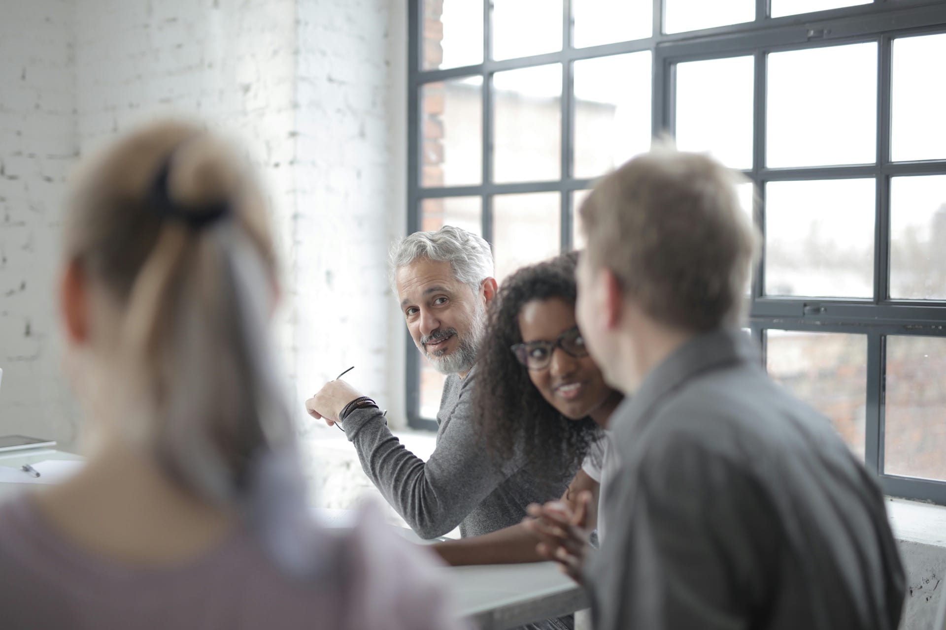 Team-Meeting im modernen Büro — KI-Einführung im KMU