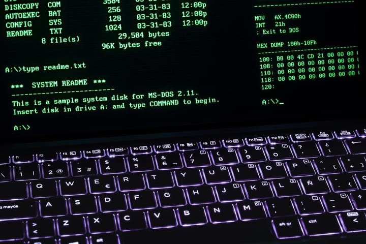 Terminal-Befehlszeile mit dunklem Hintergrund — Symbolbild für lokale KI-Installation