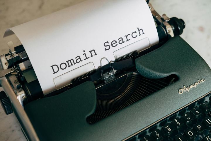 Eigene Domain und Webhosting für KMU 2026 — worauf du wirklich achten musst
